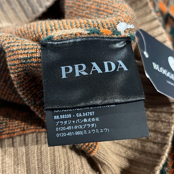 Prada AW/18 Runway Camel Brown Chevron Logo Cashmere Crew-Neck Sweater - Picture 11 of 13
